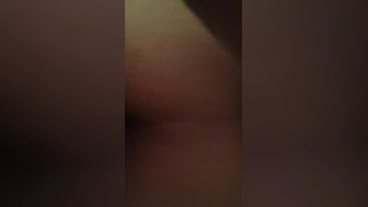 Frau am Morgen zum Orgasmus gebracht