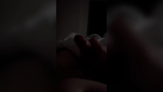 Ich habe mir kurz einen gewichst während meine Frau noch schlief