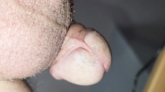 Penis soft von unten gefilmt