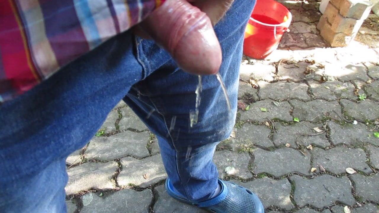 Im Garten pinkeln