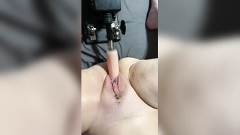 Ehefrau an der Fickmaschine