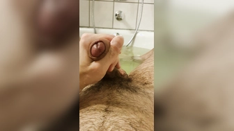 Pimmel in der Badewanne entleert