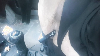 Er besorgt es sich im Auto mit einem Stift selbst