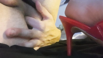 Er fingert sich selber im sexy Kleid und sexy roten heels