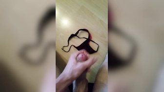 Auf den Tanga der Freundin gewichst