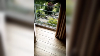 Entspannung beim wichsen am Fenster