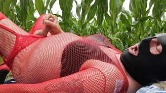 Im Maisfeld mit Sperma und Pisse gespielt
