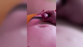 Auf den Bauch Gespritzt