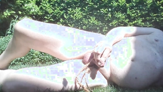 Draussen im Garten wichsen