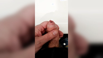 In das Waschbecken gespritzt