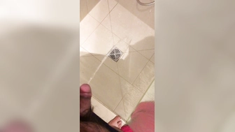 Ich pisse in der Dusche ab
