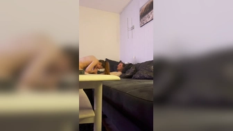 Muschi lecken und blasen im Wohnzimmer