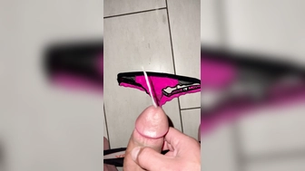 Heimlich in den String vom Freund seiner Frau