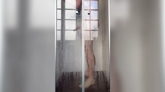 XXL Schwanz unter der Dusche