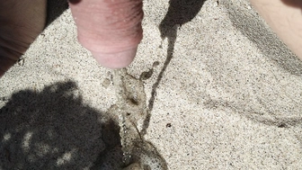 Pissen am Strand