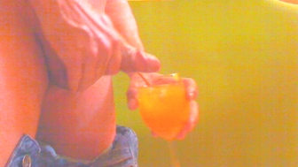 Gespritzter Cocktail fuer die Freundin sie liebt es