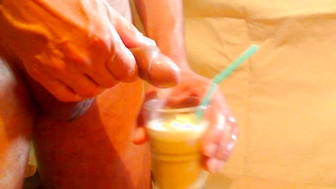 Ein Eistee mit spritzer Sperma drin fuer meine Freundin