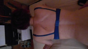 Dani läßt sich von hinten besteigen