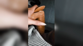 Geile Mutter macht es sich im Büro