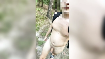 Nackt im Wald unterwegs