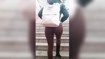 Enge Leggings in der U-Bahn