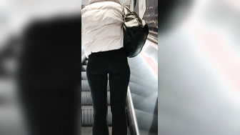 Sexy Leggings Po in der U-Bahn