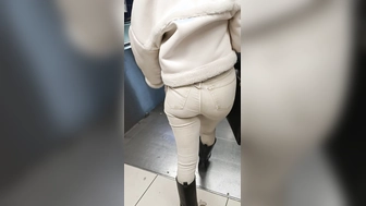 Sexy Jeans Po und Stiefel in der U-Bahn