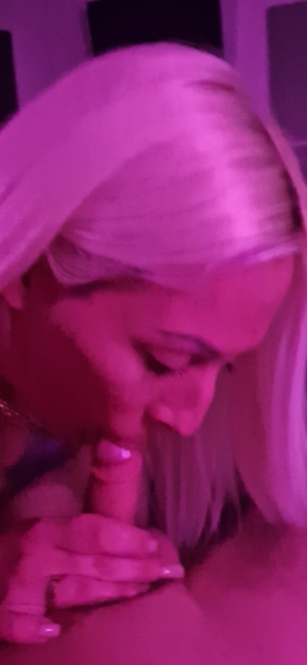 Nutte am Schwanz blasen