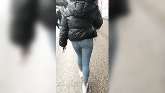 Wow ein Knackarsch in Jeans