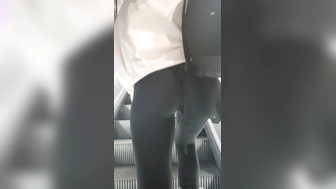 Tanga drückt es durch ihre Leggings