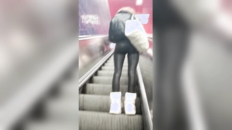 Prachtarsch in Latex Legging Teil 1