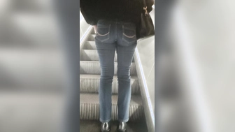 MILF in enger Jeans