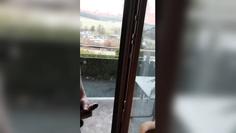 Auf dem Balkon am Fenster wichsen