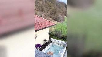 Frau nach dem Sex im Whirlpool entspannt