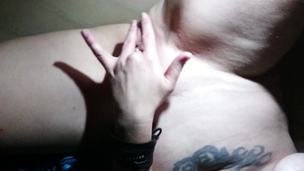 Muschi Massage mit der rasierten Nici