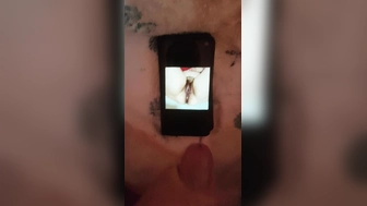 Cum Tribut auf das Handy gewichst