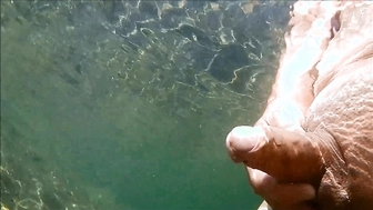 Am Strand im glasklaren Wasser etwas geil geworden...
