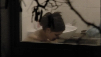 Die Nachbarin im Badzimmer 2