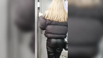 Blonde Frau mit Lederjeans Arsch