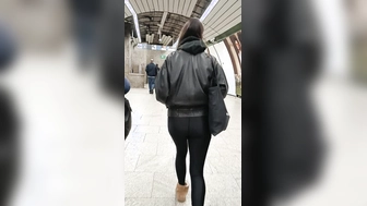 Knackarsch in Leggings