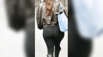 Studentin mit Tanga im Arsch