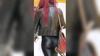 Rothaarige mit Hängearsch in enger Leggings
