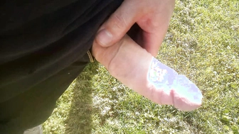 Im Garten mein Schwanz rausgeholt und abgespritzt