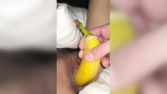 Asiatin Lisa mit einer Bananae gefickt