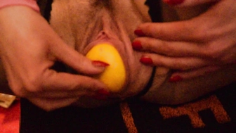 Zitrone in saftiger Muschi meiner Freundin