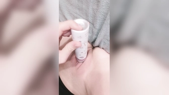 Hanni macht es sich selbst mit einer Deo Flasche