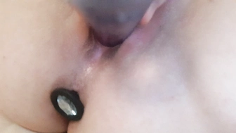 Dildo in der Muschi und Plug im Arsch