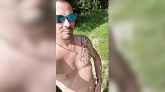 Die Natur genießen,  das Gefühl nackt zu sein