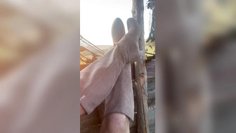 In sexy Stiefeln die Aussicht genießen