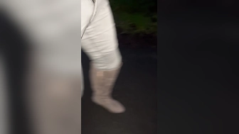 In sexy Stiefel outdoor unterwegs